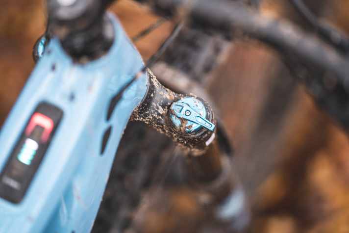 With the low-cost Performance cartridge, the Fox 36 has too little to offer on steep downhills and dips too far on the climbs.