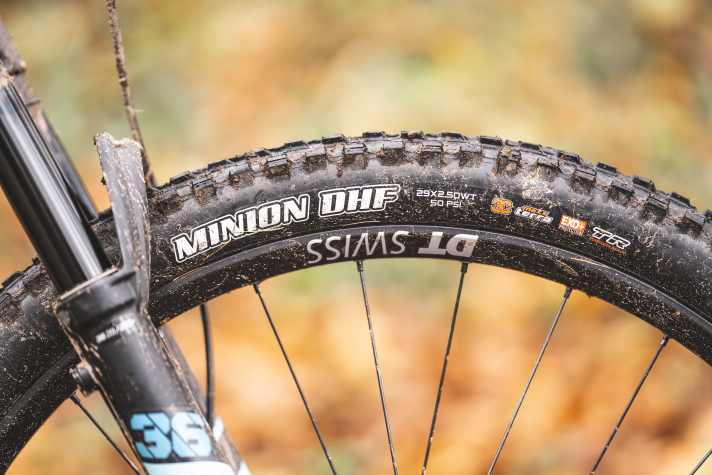 In the MaxxTerra rubber compound, the Maxxis front tyre on the Pivot E-Bike provides less grip than the soft rubber of its competitors.