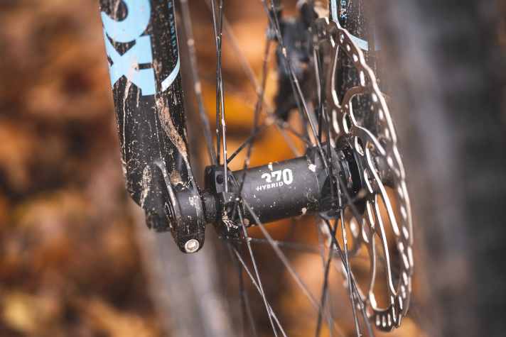 The simple aluminium wheels from DT-Swiss on the Pivot Shuttle AM Ride SLX/XT are harder to get up to speed than the competition.