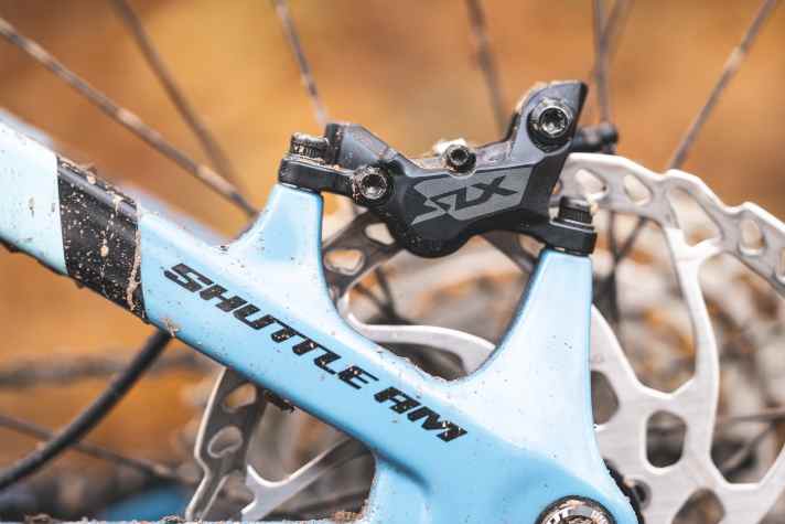 Die Shimano SLX Vierkolben-Bremsen mögen an einem E-Bike für über 8000 Euro deplatziert wirken, liefern aber eine gute Portion Bremspower.