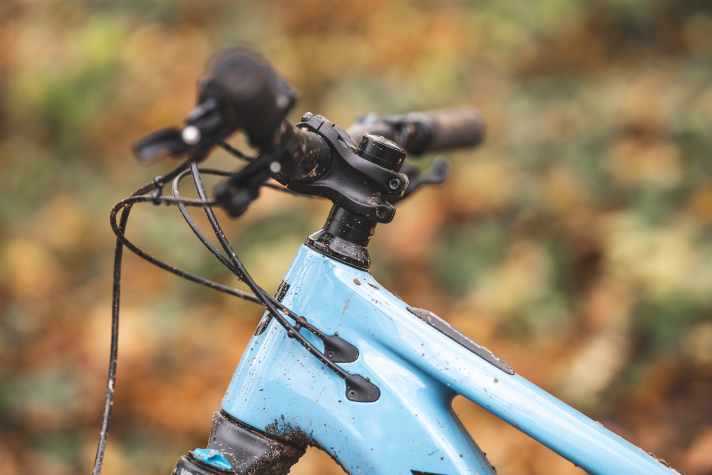 The cockpit of the Pivot Shuttle AM is relatively high. For more pressure on the front, spacers must be removed or a stem without an angle must be installed.