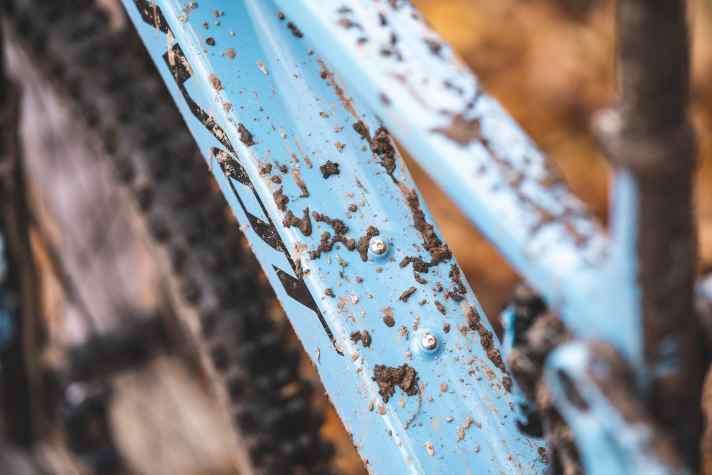 Gegen den Durst auf Tour lässt sich am E-Bike von Pivot ein Flaschenhalter im Rahmendreieck verbauen.