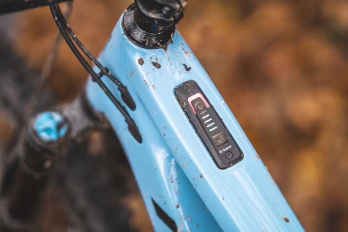 The Bosch controller in the top tube provides information about the charge status. The battery is permanently installed and can only be charged in the bike.