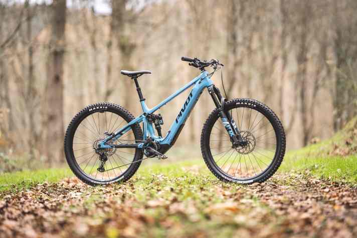 At 8299 euros, the Pivot Shuttle AM Ride SLX/XT is the most affordable model in the range - but there is still room for improvement in terms of equipment. On the trail, the bike was still able to fully convince us.