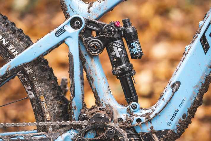 With 148 millimetres of rear travel, the Pivot Shuttle AM Ride SLX/XT falls into the all-mountain category.