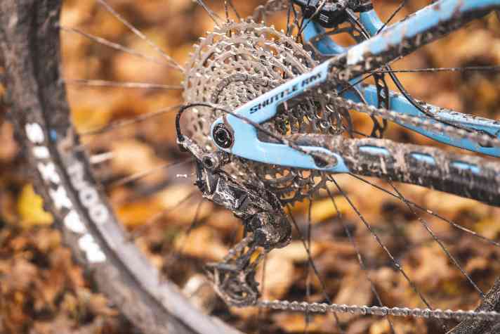 The Pivot e-bike is the only bike in our comparison test that still shifts mechanically via cable. This does not detract from the good function.