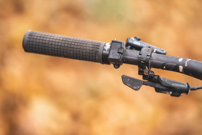 The Bosch motor on the Pivot e-mountainbike is controlled by a classic minimalist handlebar remote. The factory-fitted grips were absolutely convincing in our test.