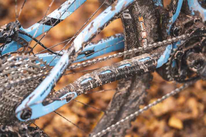 The chainstay protector on the carbon frame of the Pivot prevents drive noise. Unfortunately, the old Bosch motor rattles a little.