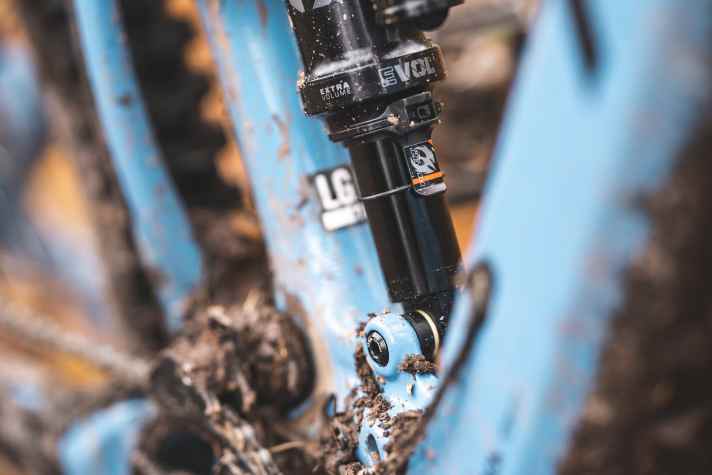 The SAG indicator on the pivot makes it easier to set up the rear triangle.