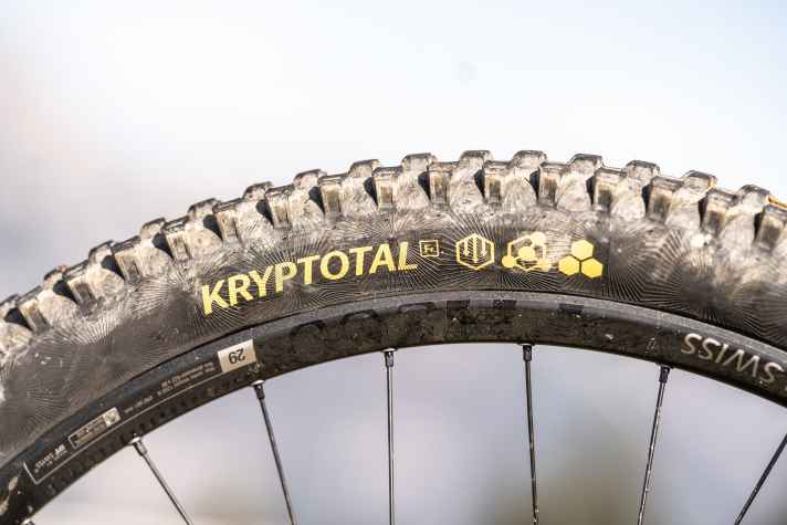 We like: Das Pivot Phoenix rollt auf den bewährten Continental Kryptotal. Wir fuhren mit einem Luftdruck von 1,5 Bar vorne und 1,7 Bar hinten.