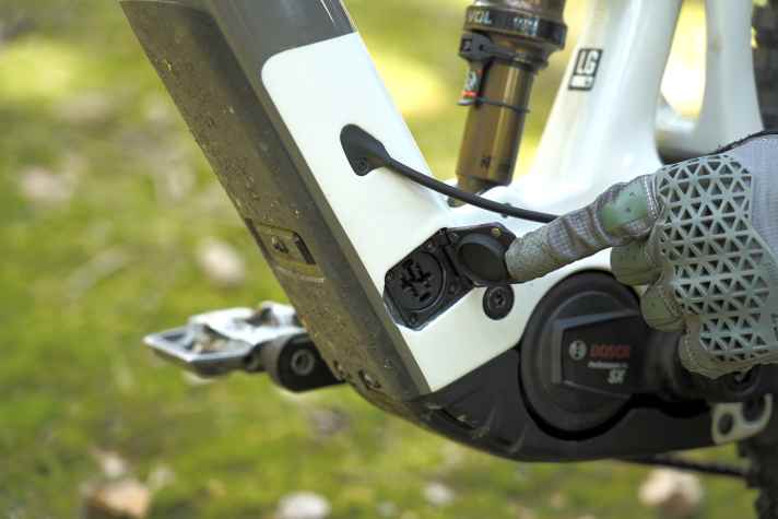 Die gelungene Abdeckung für den Ladeport hat Pivot selbst entwickelt. Durch vier kleine Magneten schließt die Klappe automatisch - ganz ohne Fummelei.