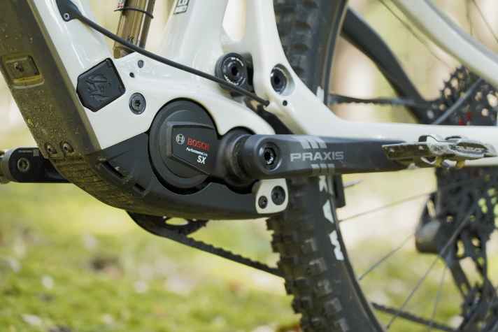 The Performance SX is not the most compact light motor. However, the "little Bosch" delivers a relatively generous amount of power.