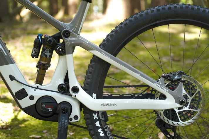 The one-piece rear triangle is connected to the main frame via two separate rockers. This creates the virtual pivot point of the DW-Link rear triangle.