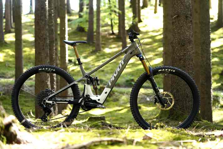 Slim shape, elegant chassis: The new Pivot Shuttle SL/AM comes with Bosch Performance SX and a permanently installed 400 Wh battery.