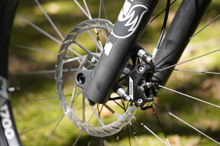Den Motive-Bremsen von Sram stellt Pivot die dickeren HS2-Bremsscheiben zur Seite - 200 mm an Front und Heck!