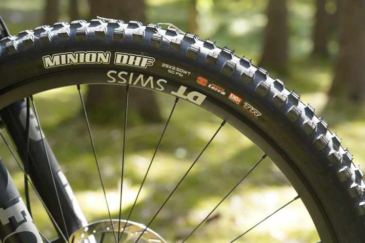 Maxxis tyres with EXO carcass are fitted at the front and rear.