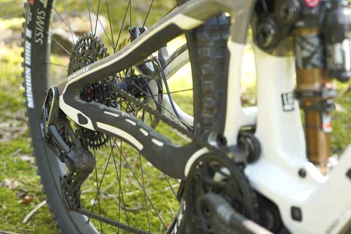 Großflächig und lückenlos sind Sitz- und Kettenstreben mit einem dicken Gummipuffer geschützt.