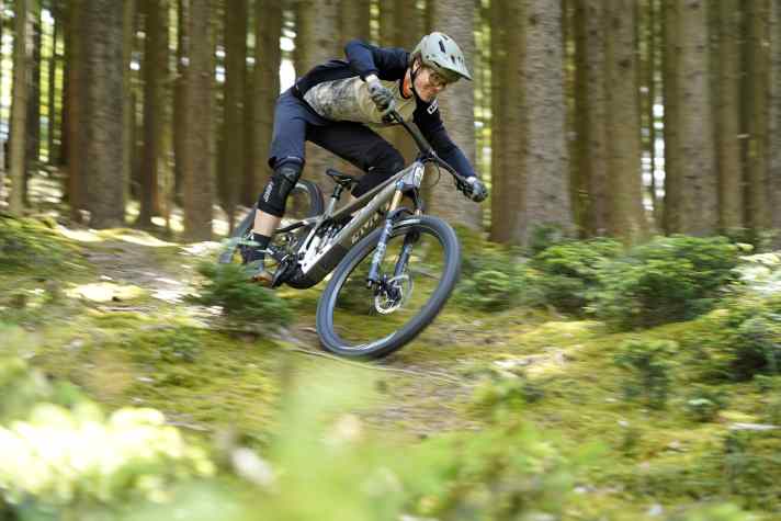 Aufsitzen und Trails genießen: Wo sich das neue Shuttle SL/AM wohl fühlt, wird ziemlich schnell klar.