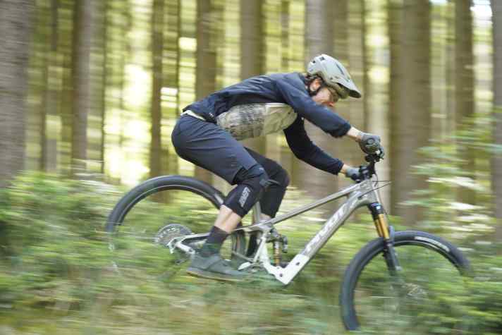 Chasing trail fun - that's what the Pivot Shuttle SL/AM stands for.