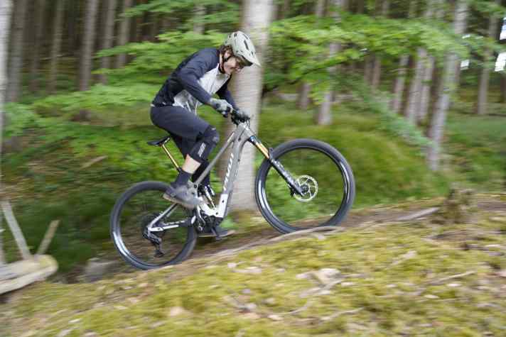On the Uphil, the bike has to be actively steered. The lively Bosch SX helps you over steep steps and descents.