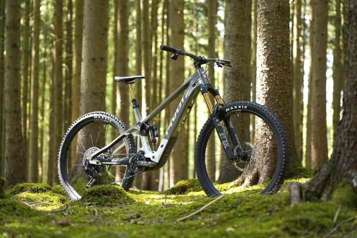 More downhill power and with a Bosch motor: After the Shuttle SL, Pivot is launching its second light e-MTB with the Shuttle SL/AM.