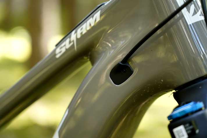 The cables and services run service-friendly behind the head tube inside the frame.