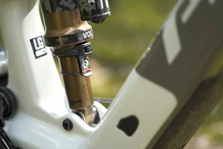 Kleines Detail, große Wirkung: Der SAG-Anzeiger von Pivot erleichtert das Setup am Hinterbau.