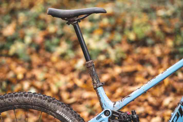 A dropper post with an adjustment range of 180 millimetres gets the saddle out of the way on the Pivot Shuttle. The seat angle is slack.