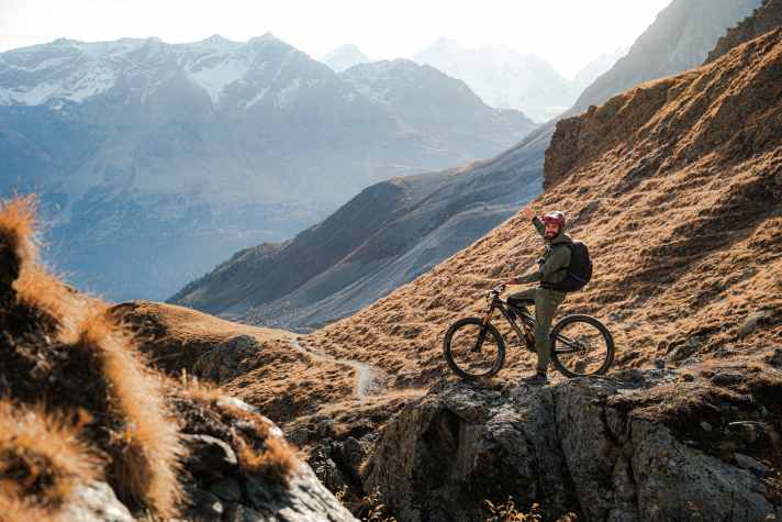 From Piz Nair, the first view is of the famous Bianco ridge and, on the other side of the mountain, this gem of a never-ending mega trail.