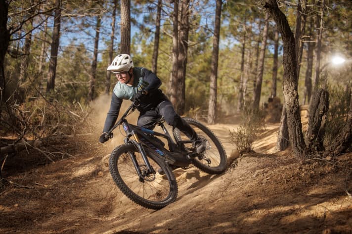 Ausgewogenes Fahrverhalten und ein definiertes Fahrwerk zeichnen das Scott Voltage auf dem Trail aus.