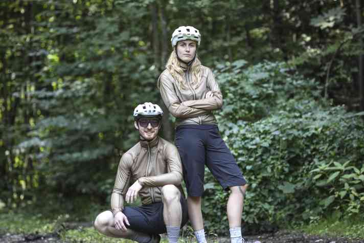 Die Poc The Supreme Rain Jacket punktet mit minimalem Gewicht und extrem kleinem Packmaß. Der Preis ist aber happig