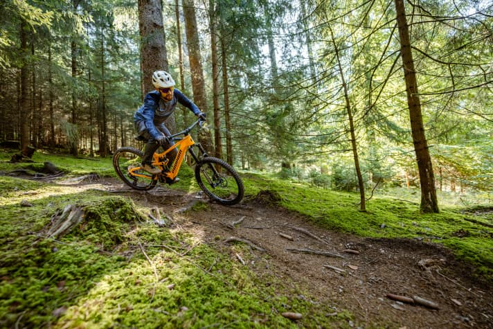 Despite its 170 millimetres of travel and generous wheelbase, the Propain is still easy to manoeuvre around tight corners.