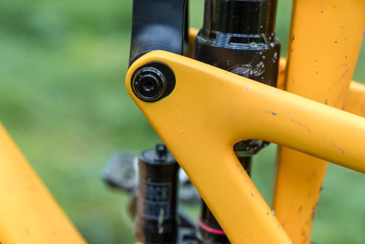 The Ekano CF can be adapted to a small rear wheel using a flip chip.