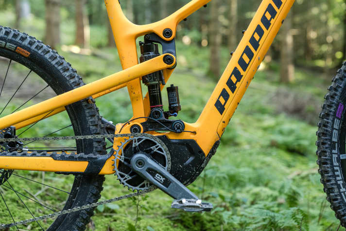 Das Ekano CF setzt wie das AL auf Propains Pro-10-Hinterbau. Im Gegensatz zum Alu-Modell ist der Hinterbau beim CF etwas progressiver abgestimmt.