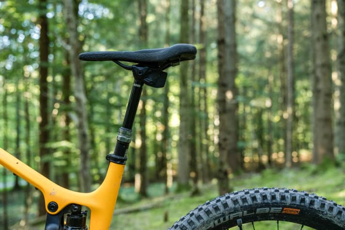 Die AXS-Sattelstütze ist elementar für das Motorsystem von Sram. Nur so geht die AXS-Bedienlogik auf und es können trotz aufgeräumtem Cockpit die U-Stufen am Lenker umgeschaltet werden.