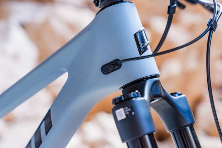 With the new Tyee, the cables can optionally be routed into the frame in the classic way again.