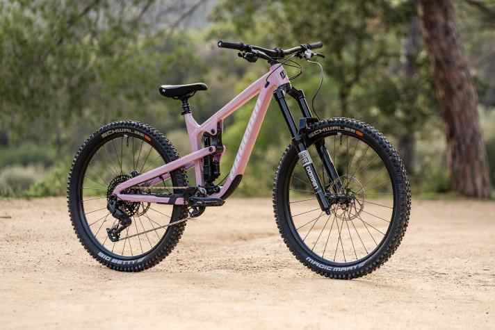 Fürs Freeride-Bike Propain Spindrift YTH werden mindestens 2899 Euro fällig.