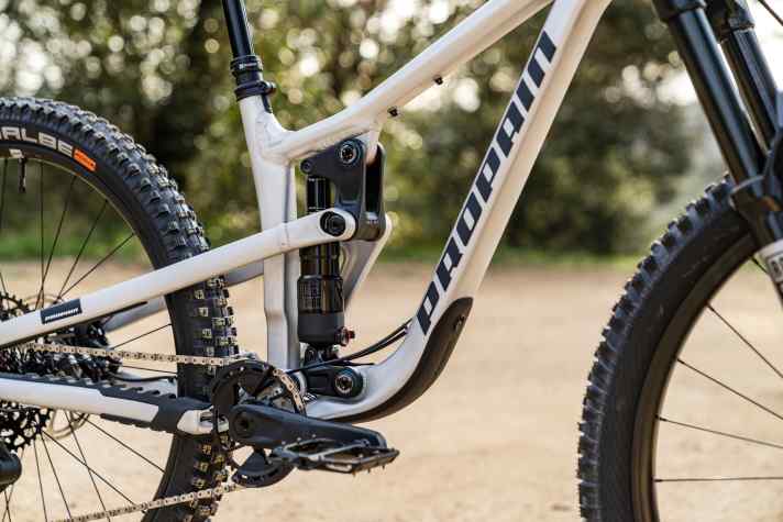 The rear suspension system on Propain bikes is tried and tested. There is a mounting point for accessories under the top tube.