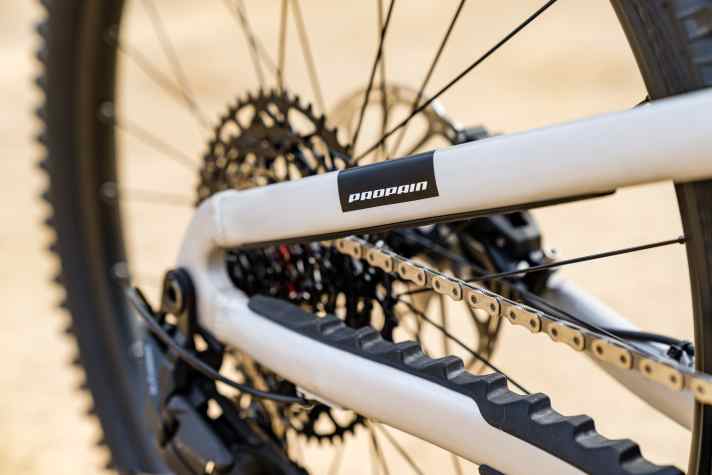 Damit die Jugend und ihre Eltern lange Freude am Bike haben, schützt Propain seine Aluminium-Rahmen mit dicken Schonern.