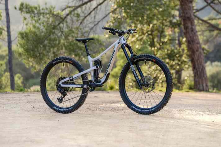 The Propain Tyee YTH is available over the virtual shop counter from 2699 euros.