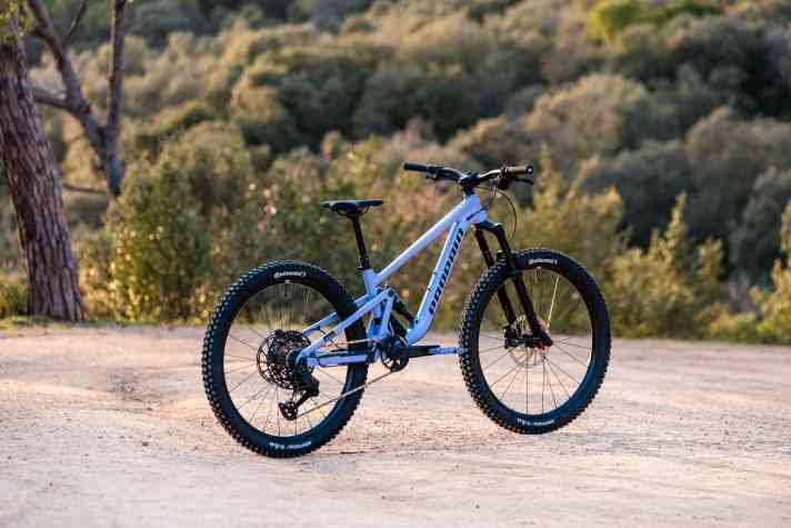 Made for bike parks and serious terrain: the Propain Yuma 4 24 for young shredders.