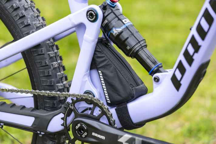 There is space for a small bag in the frame of the Propain Yuma 4. This can be used to transport tools or a snack.