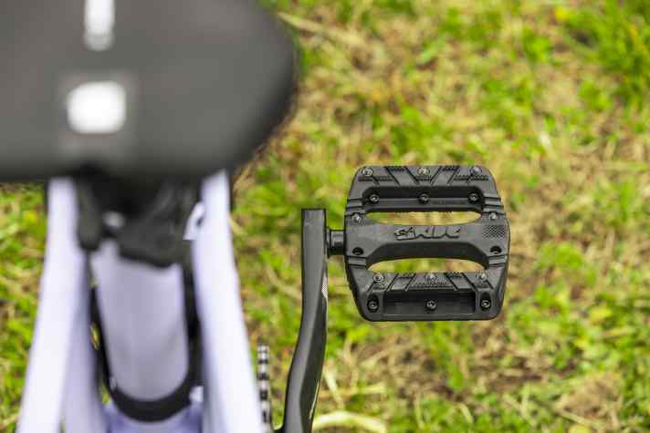 The six-pack pedals on the new Propain Yuma bikes are also suitable for small children's feet.