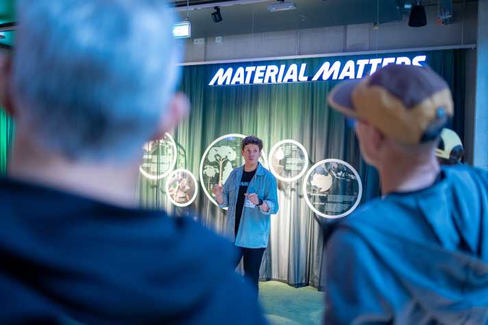 Felix Jahn, grandson of the company founder, is Corporate Social Responsibility Manager of the family business. During the small press camp, he explained, among other things, why Schwalbe favours fair trade rubber