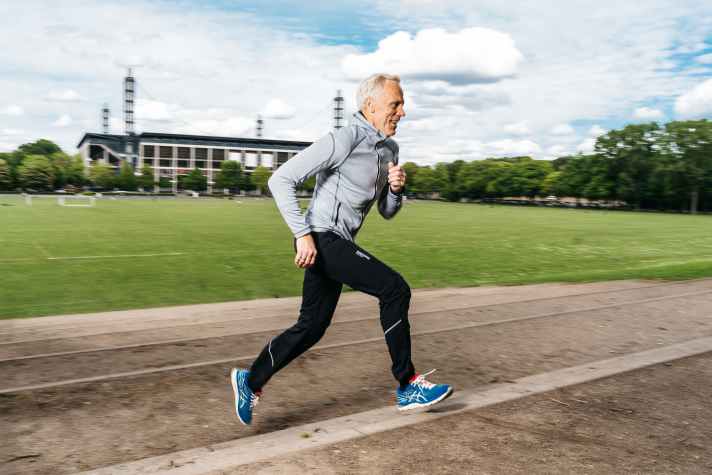 Früher war Kardio-Training die Heilsformel. Heute wissen wir: Krafttraining ist die Nr. 1. Hier läuft der ehemalige Sprinter und heutige Fitness-Pabst Prof. Dr. Ingo Froböse durchs Bild