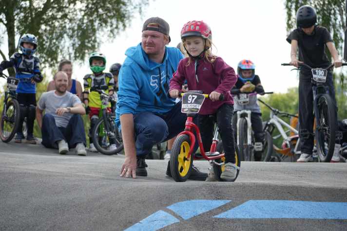 Einfach laufen lassen: Hier gibt der Papa noch Tipps, später muss er zeigen, was er selbst drauf hat.