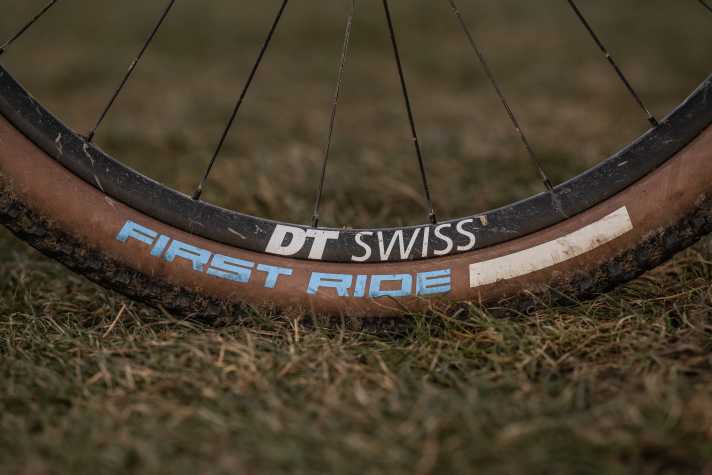 Auf der weißen Fläche hinterlassen die Mechaniker Notizen zum Reifen-Setup. Nur so behält man im chaotischen Fahrerlager den Überblick.