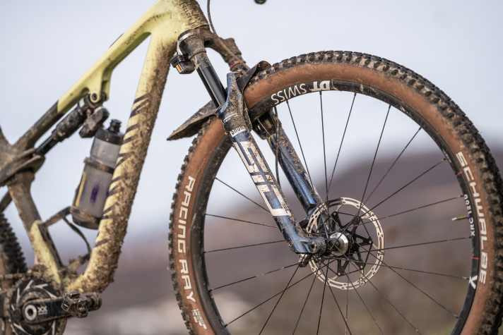 Race full-suspension bikes with 120 millimetres of travel are actually standard in the World Cup. But not for Luca. For weight reasons, he still relies on a lighter fork with 110 millimetres of travel.