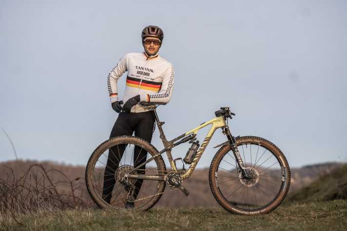 Luca Schwarzbauer und sein Canyon Lux Worldcup CFR auf seinem Hausberg in Weilheim an der Teck.