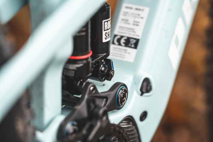 Besonders aufwändig abgedichtete Hinterbaulager sollen Propain-Kunden lange Freude am Sresh bescheren.